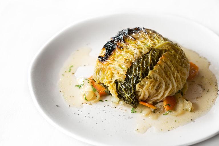 Préparer les Ingrédients Magiques pour des Choux Farcis Savoureux