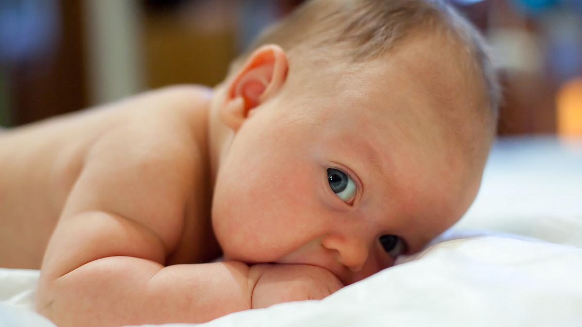 Comment faire passer le hoquet d'un bébé - On Fait Comment