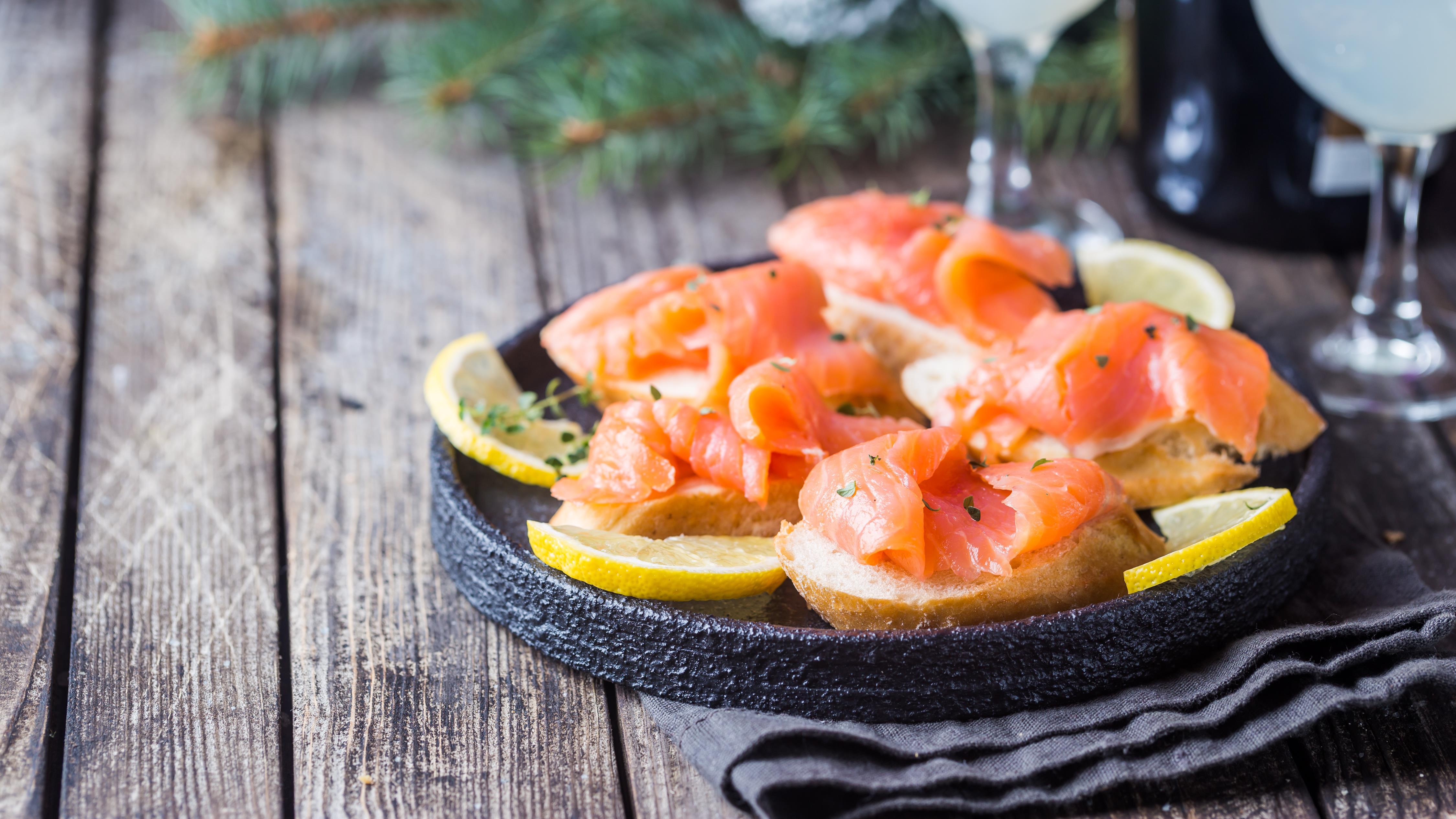 Accompagnements idéaux pour savourer votre saumon fumé