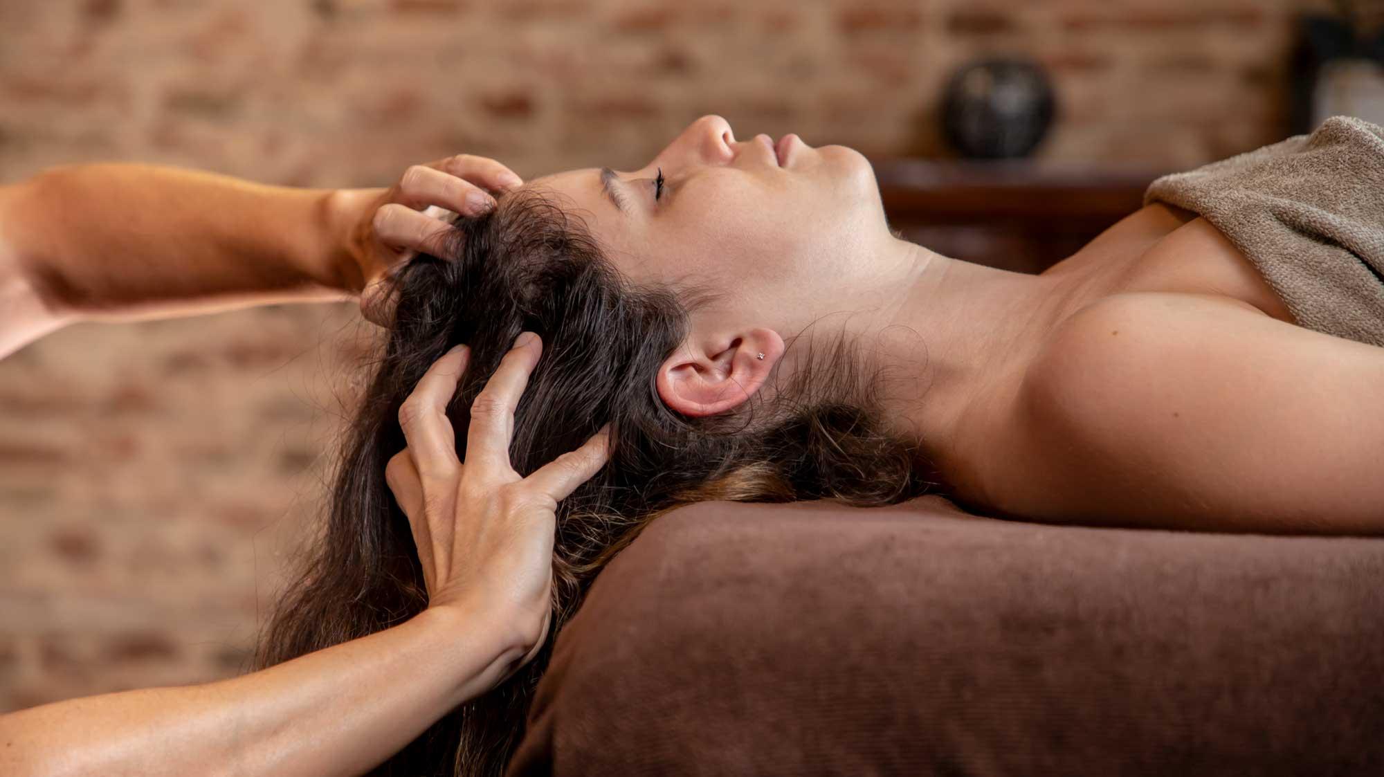 Les bienfaits des massages du cuir chevelu : détendre et‌ stimuler