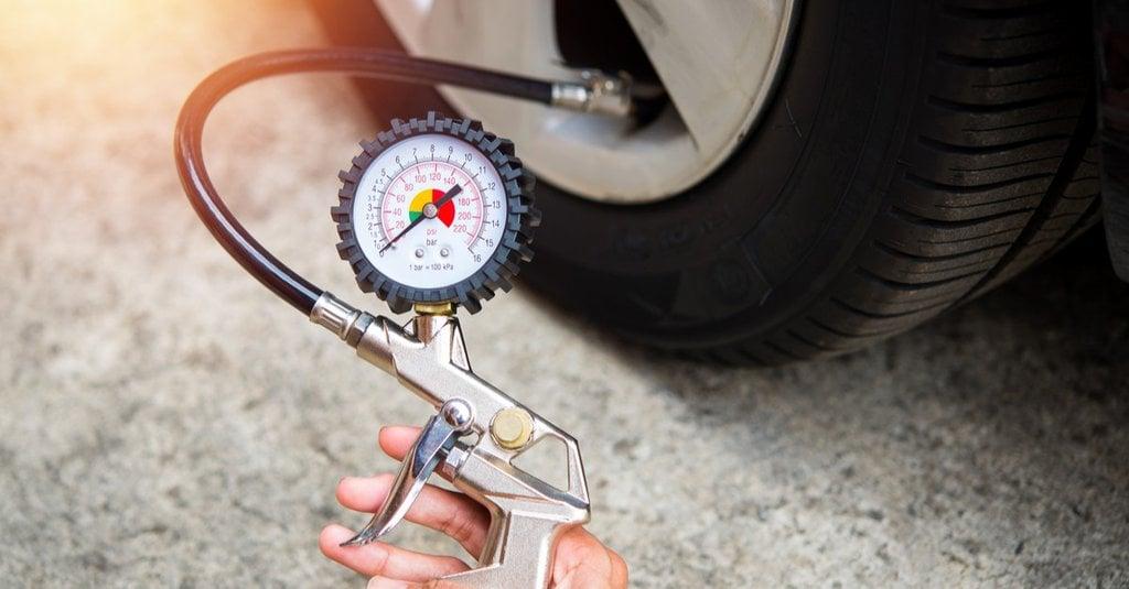 Quand et comment contrôler la pression des pneus