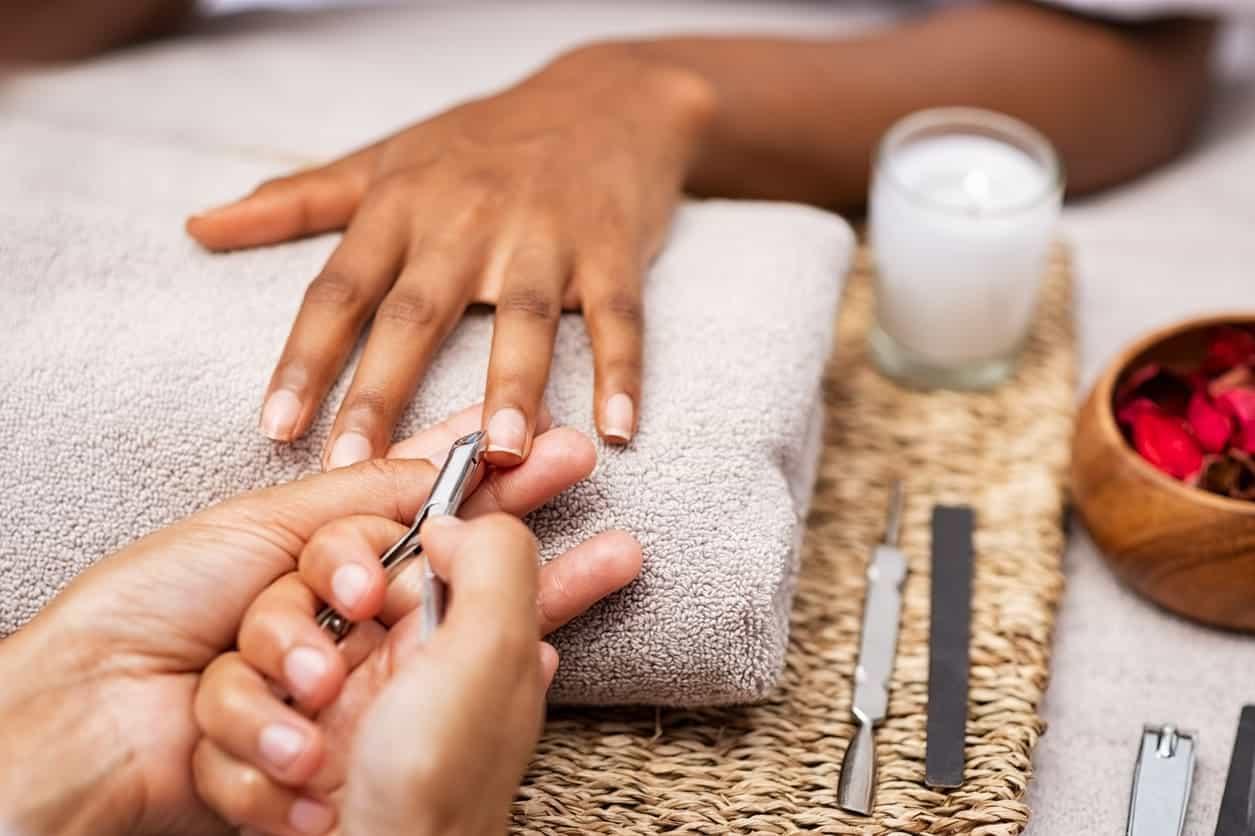 Routine de ‌soins: des gestes simples pour chouchouter vos ongles